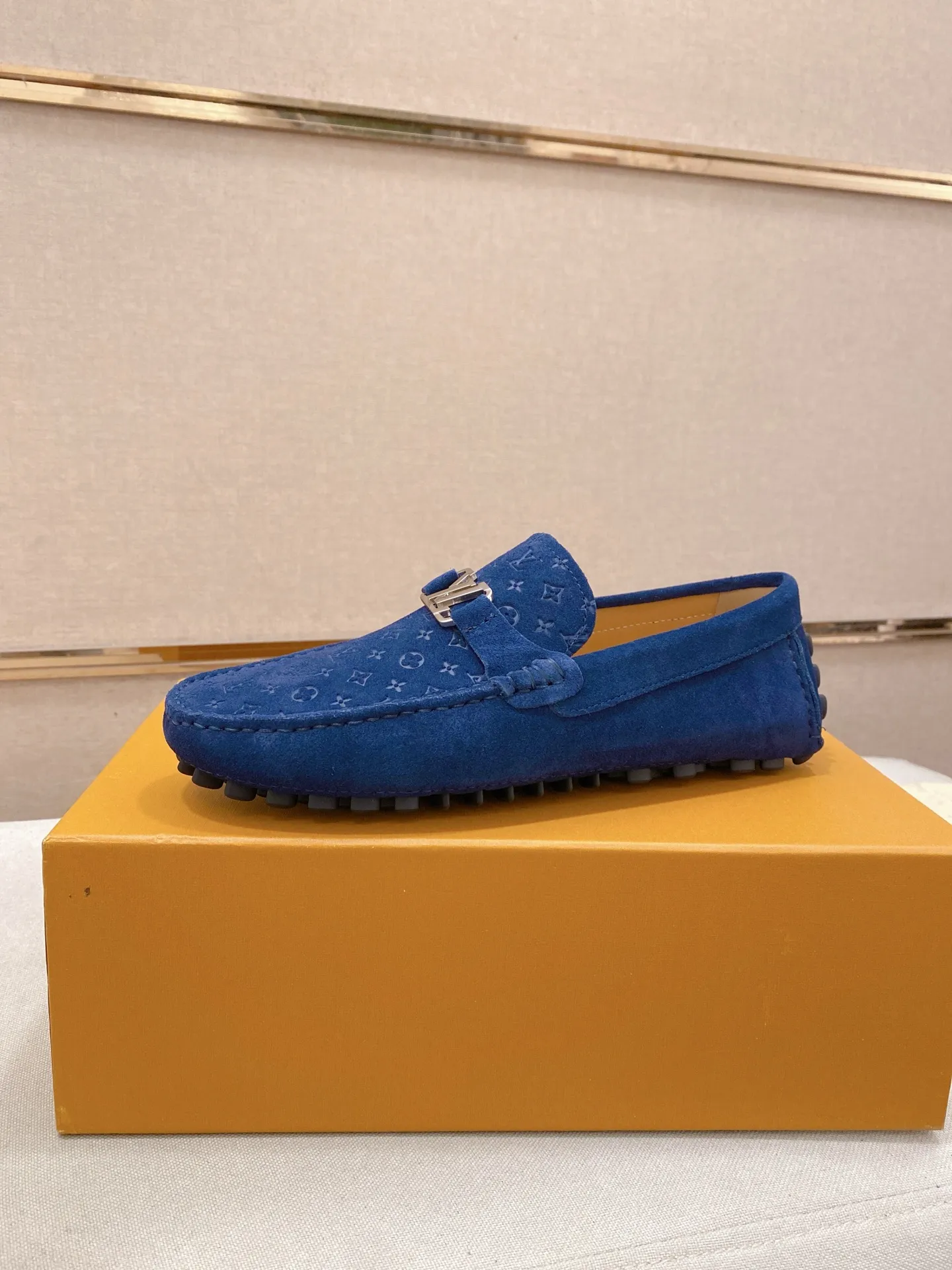 Factory price: 500💰High-end quality! LV 🆕🆕Exclusive hot-selling products in stock🔥🔥New products on the shelves, high-quality Ferragamo men's pea shoes, high-end casual driving shoes, with complete packaging! 💪 💪 Material: Imported suede cowhide 🐂 + Imported high-quality buffalo leather lining + wear-resistant outsole 👍🏻👍🏻 Features: High-end and comfortable, purely handmade 🚀 🚀 Create the perfect shoes that suit you best 🔥 🔥 Size: (38-44) 45 standard size can be customized!